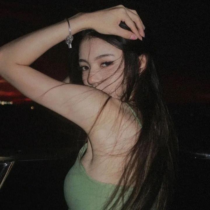 与红色中国人一起看电视